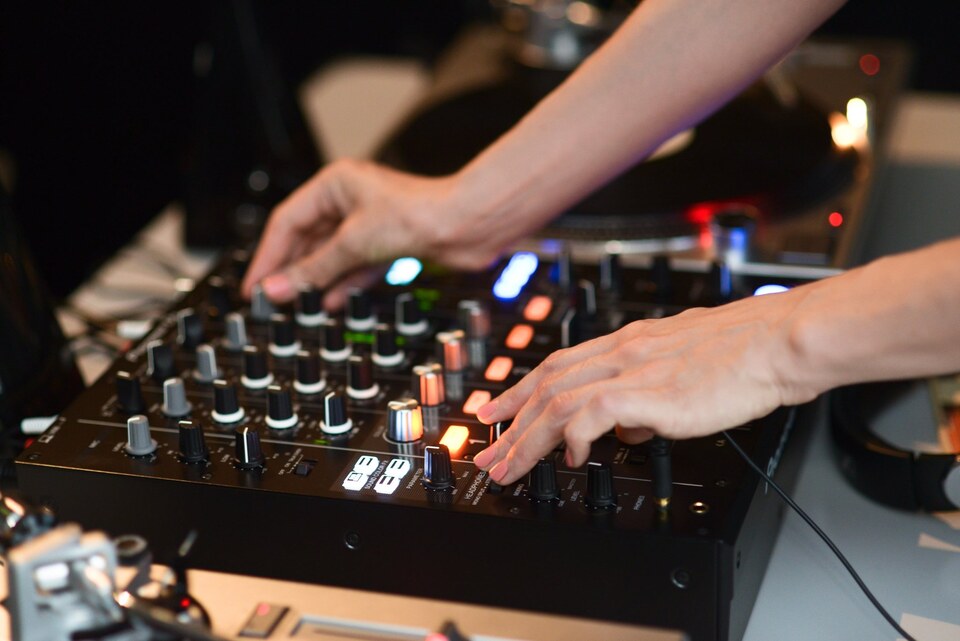 TURNTABLISTA – Basics of DJing for Women